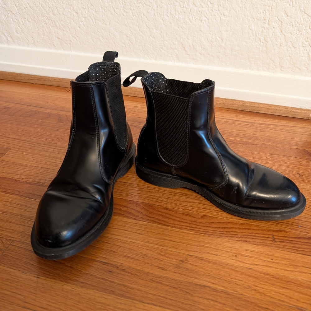 FLORA Chelsea Boots Dr. Martens Size 8